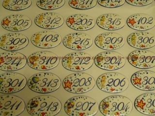cod.art: nc65 - Mattonella in ceramica ovale 8,5x13 circa con decoro pesci e scritta personalizzata.